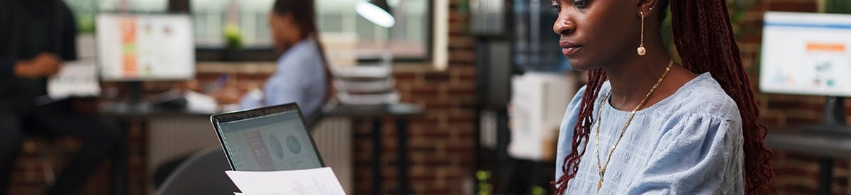 사무실 책상에 앉아 서류를 검토하는 여성