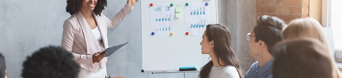 비즈니스 회의에서 발표하는 여성들